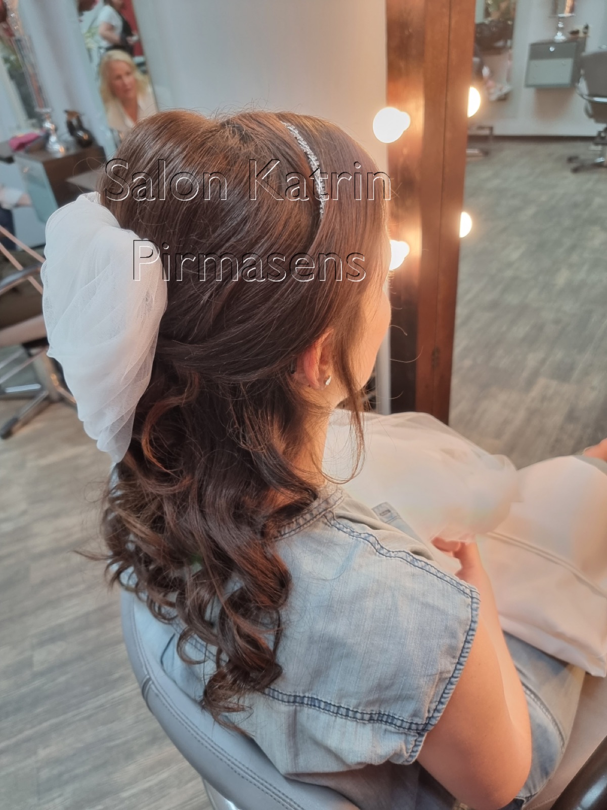 Brautfrisur mit weichen Wellen und Haarband