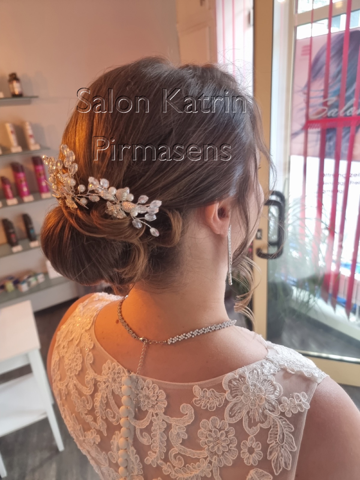 Elegante Hochsteckfrisur mit Haarschmuck