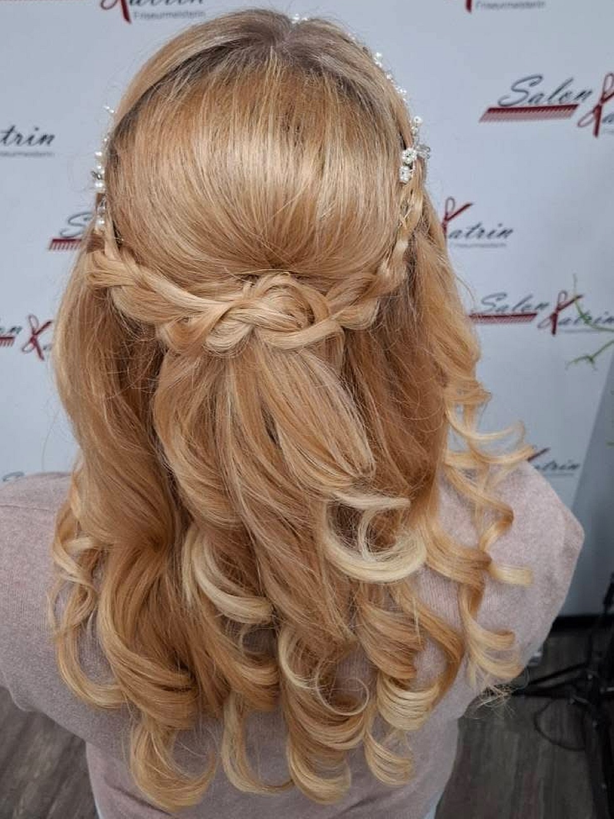 Halboffene Frisur mit geflochtenem Haarkranz und Locken