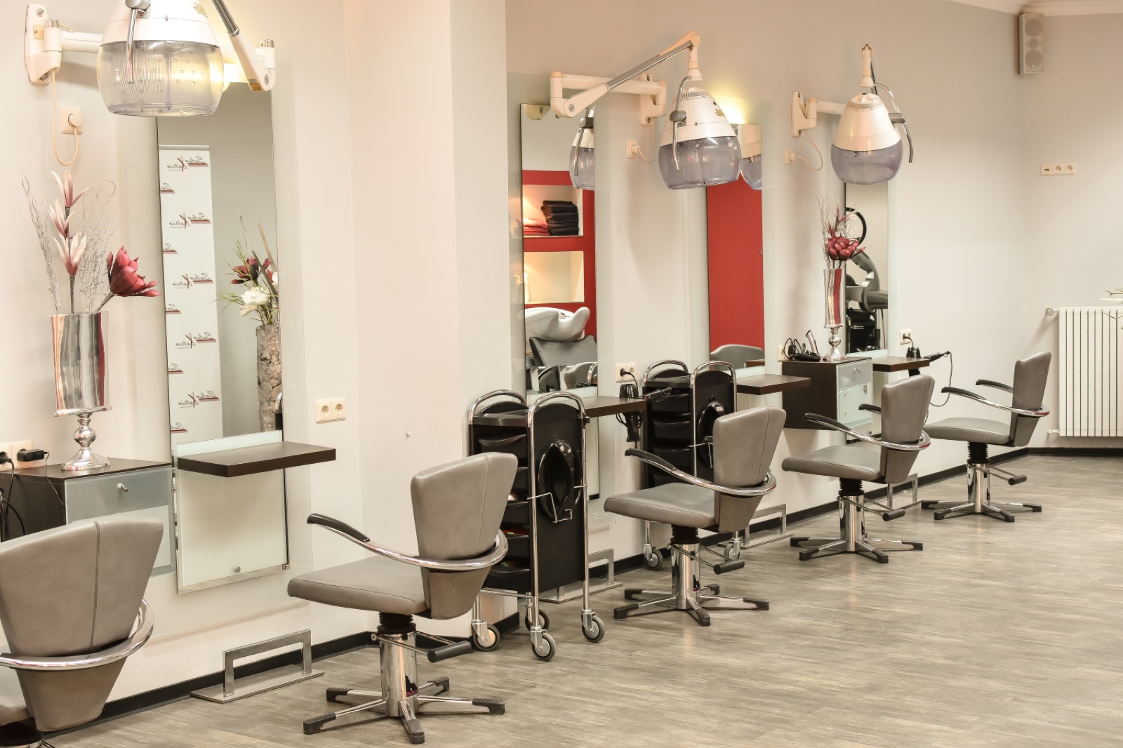 Blick in den Damensalon mit modernen Bedienplätzen